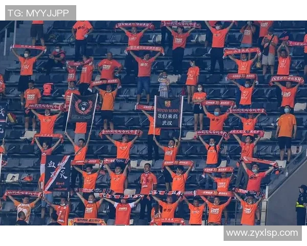 武汉卓尔与江苏队激战正酣比分悬念引发球迷热议